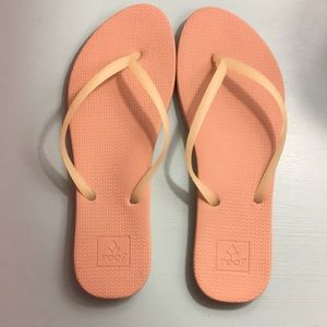 BRAND NEW - never worn pink and clear reefs